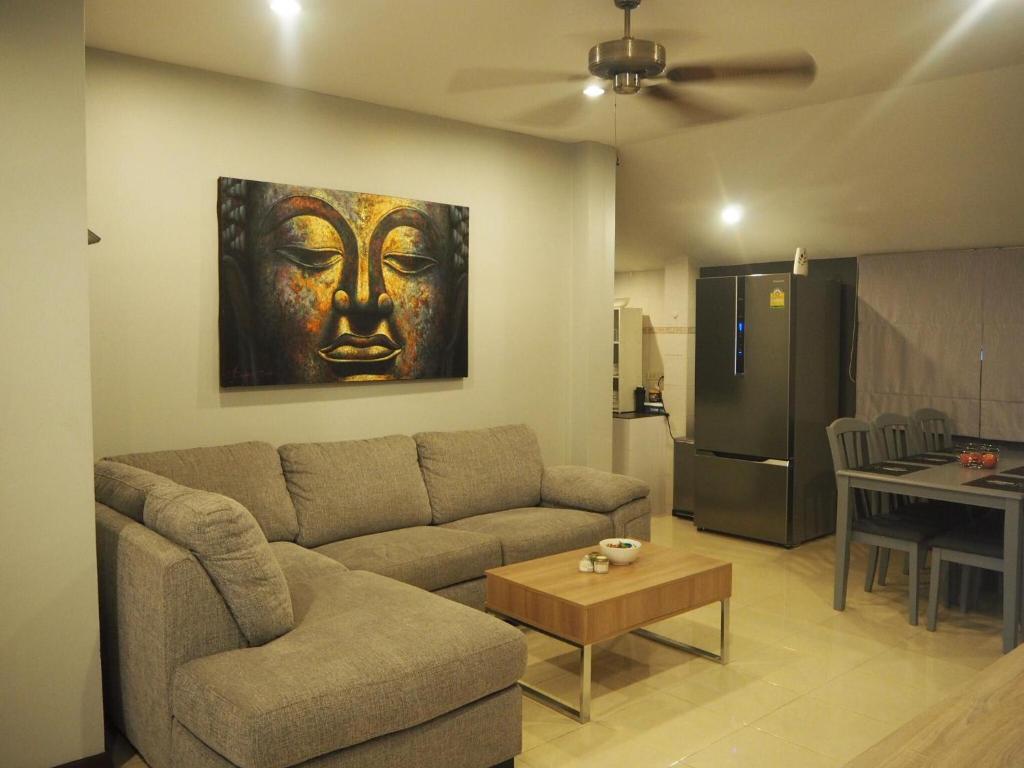 una sala de estar con sofá y una pintura en la pared en Beautiful 3 Bedroom Garden Villa, en Chalong 