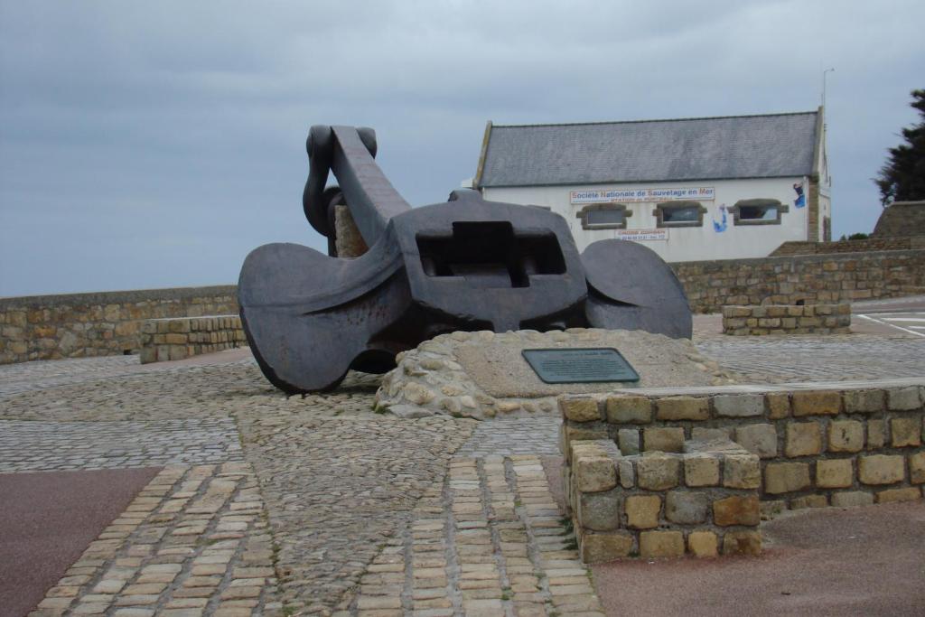 una estatua de un monopatín delante de un edificio en CHAMBRES D'HOTES PORTSALL en Ploudalmézeau