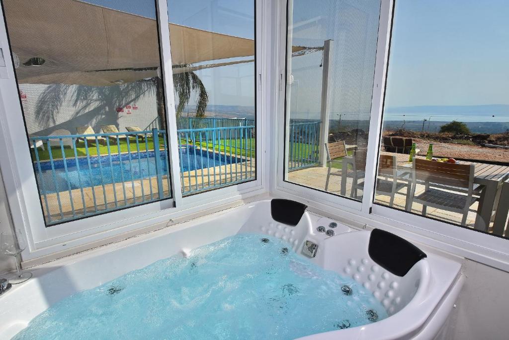 Bazén v ubytování shmulik's resort couples or families only nebo v jeho okolí