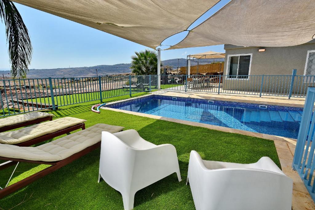 Bazén v ubytování shmulik's resort couples or families only nebo v jeho okolí