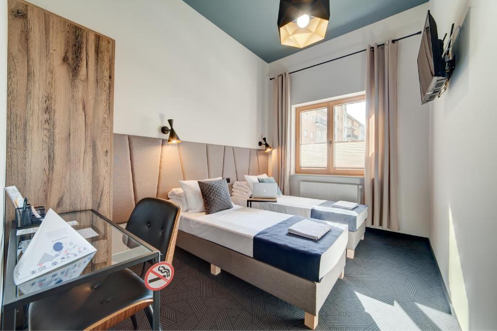 pokój hotelowy z łóżkiem i stołem w obiekcie Rint32 w mieście Białystok