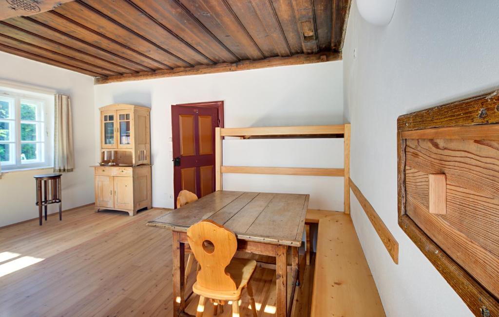 Habitación con mesa de madera y silla de madera. en Maar1 am Goldberg en Dellach
