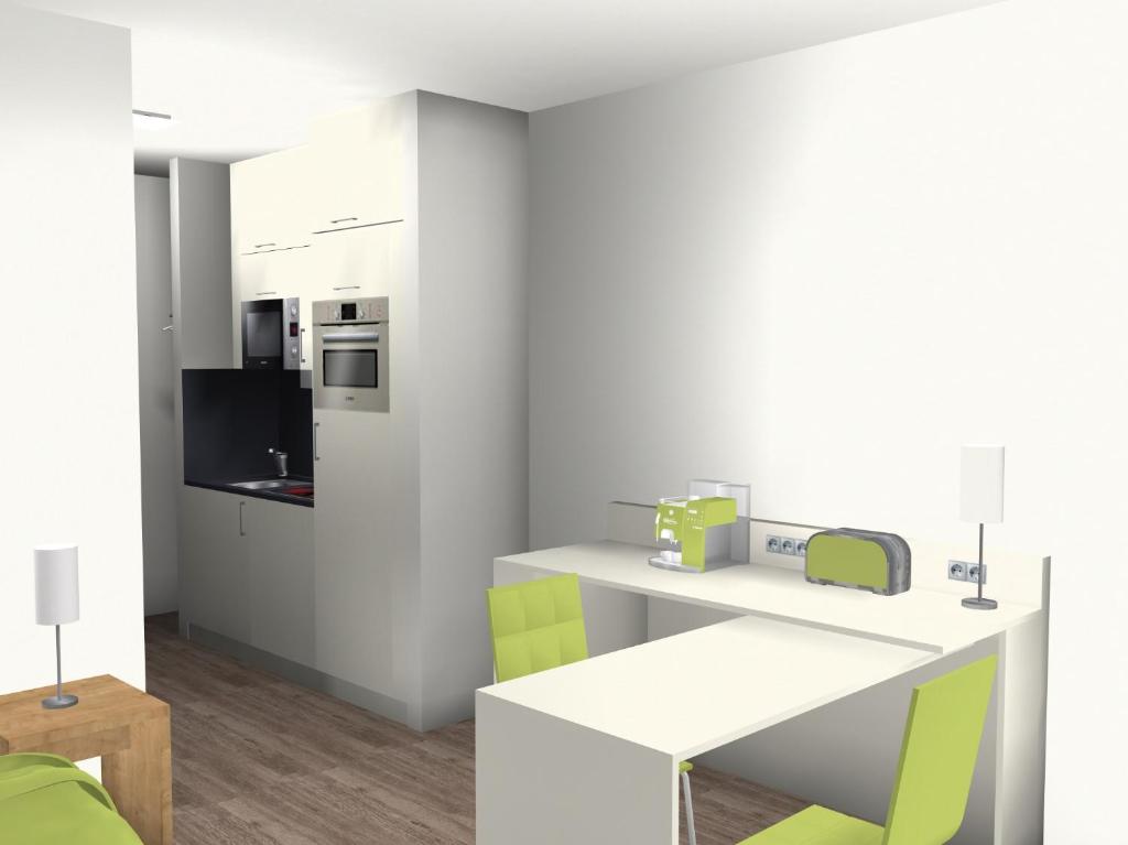ギーセンにあるAdapt Apartments Giessenのキッチン(白と緑の家具、テレビ付)