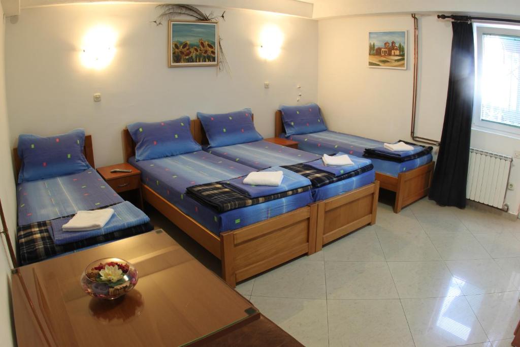 uma sala de estar com duas camas e uma mesa em Villa Ohrid Anastasia em Ohrid