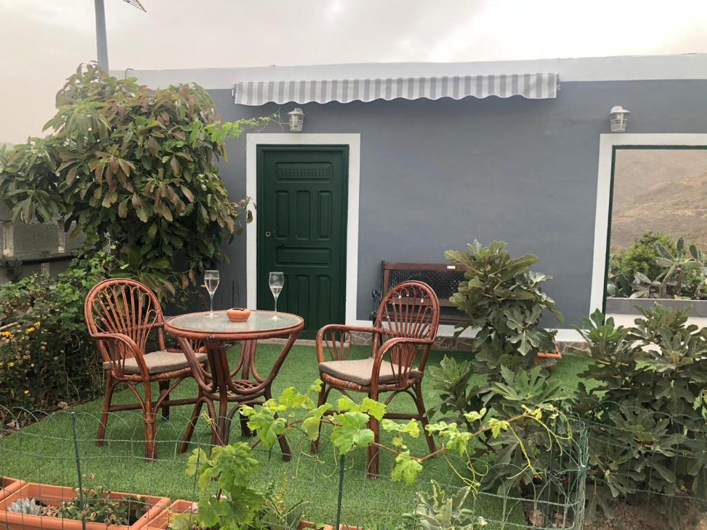 Arico ViejoにあるLa Casita De Campoのパティオ(テーブル、椅子、緑のドア付)