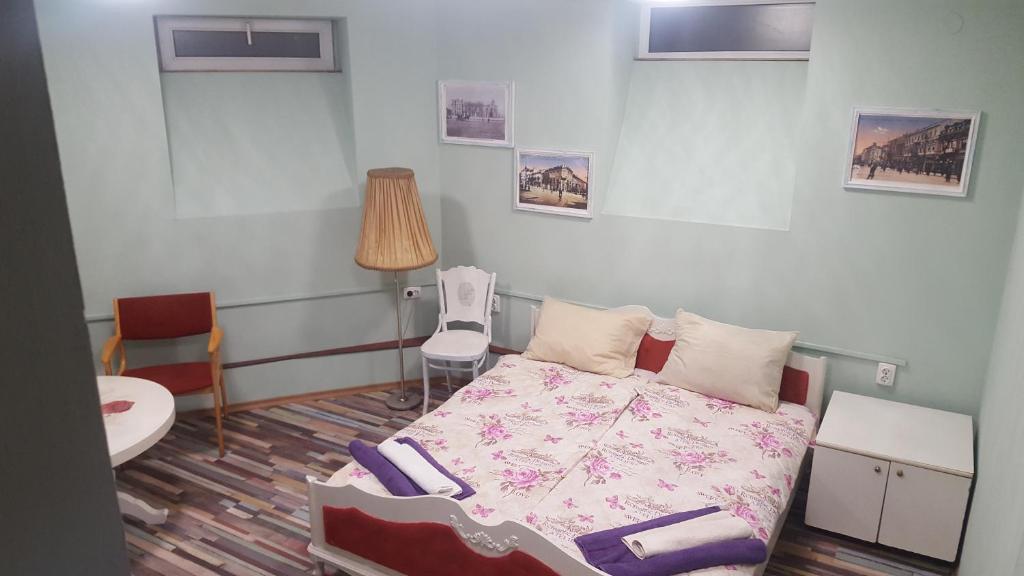 Un dormitorio con una cama y una mesa y sillas. en Modern and Old Base, en Sofía