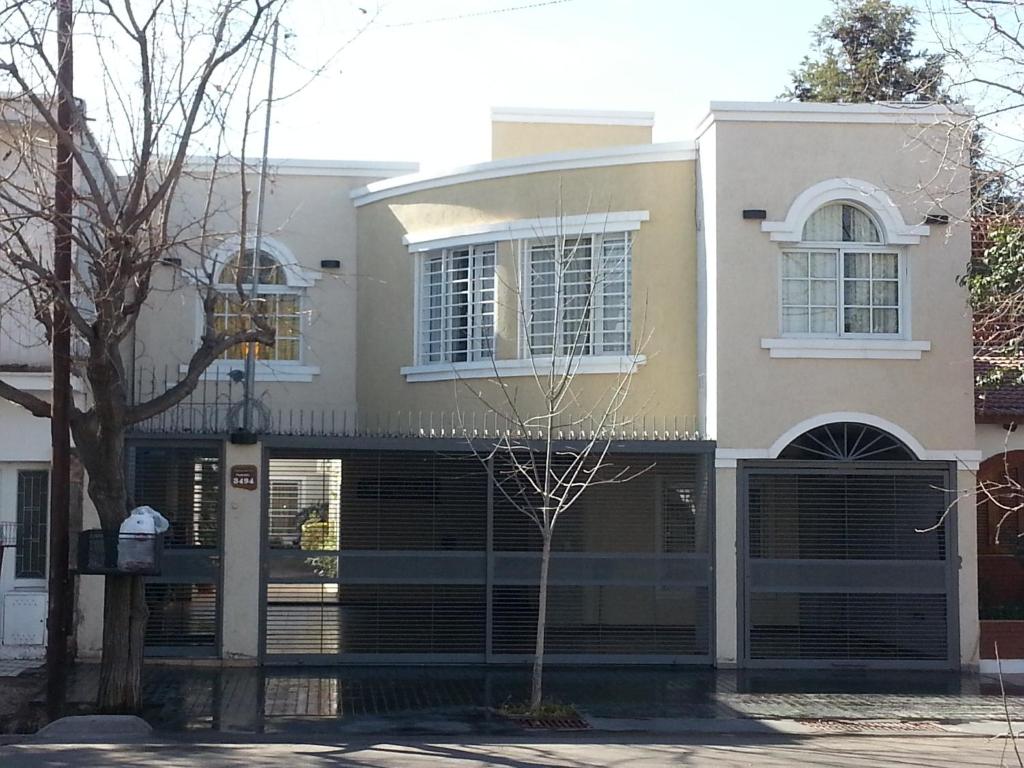 une maison sur le côté d'une rue dans l'établissement Caminos del Vino Apartments, à Mendoza