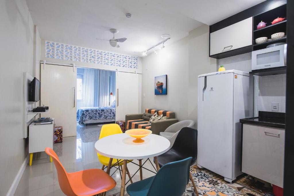 uma cozinha e uma sala de estar com mesa e cadeiras em Copacabana, conforto e localização no Rio de Janeiro