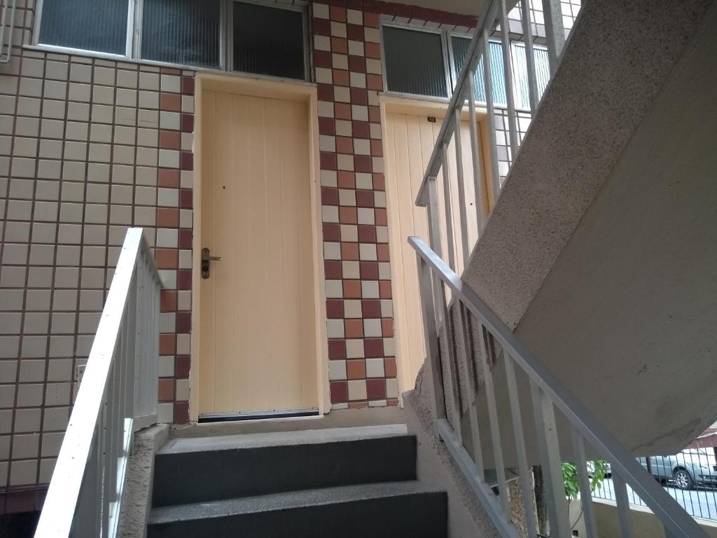  APARTAMENTO A 200 M DA PRAIA DO FORTE -PRÉDIO TRÊS RIOS