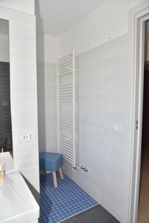 a bathroom with a blue stool next to a sink at Casa Annadelia in Silvi Paese