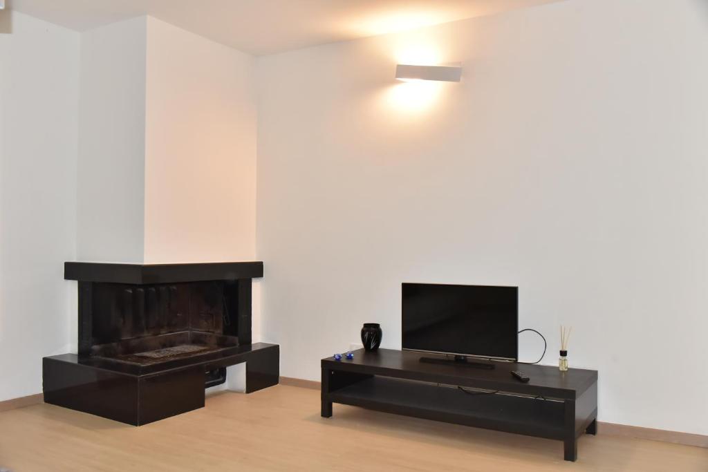 a living room with a tv and a fireplace at Casa Annadelia in Silvi Paese
