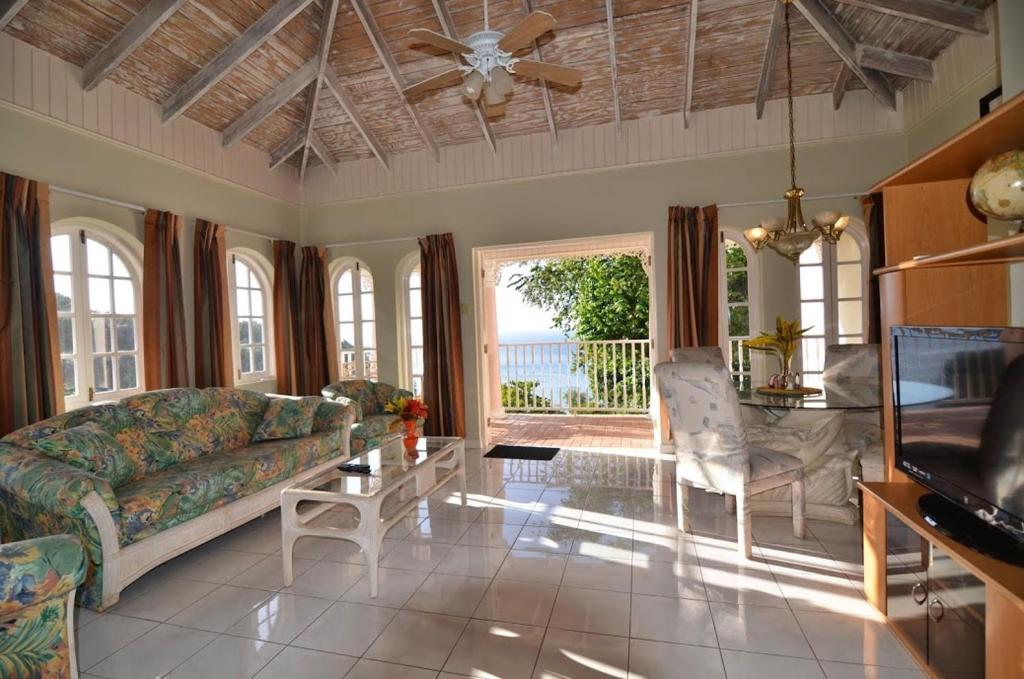 un soggiorno con un divano e un tavolo di Tropical Lagoon Resort a Port Antonio