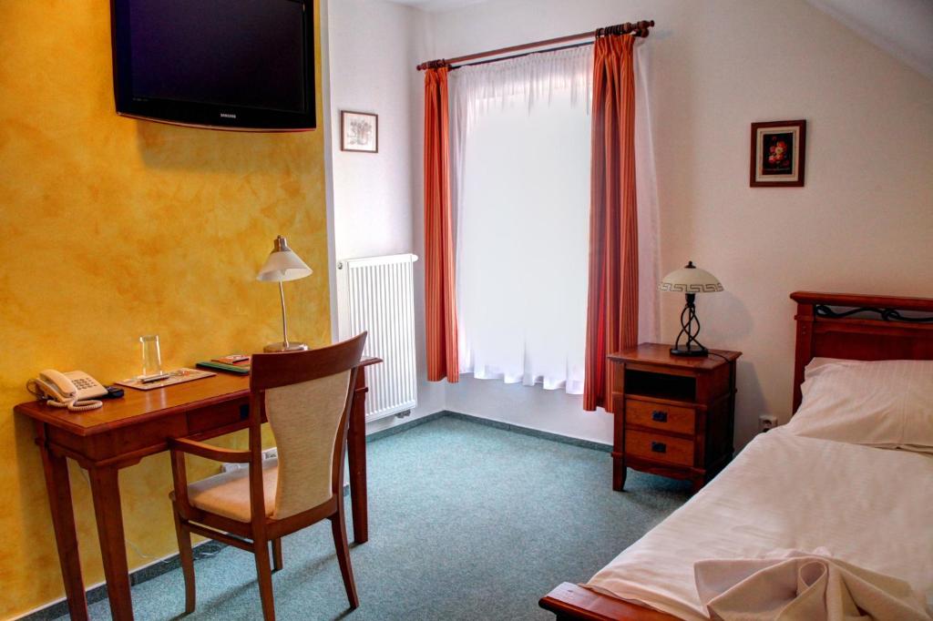 BIRDIE Pension & Wellness - Single Room With Bathroom