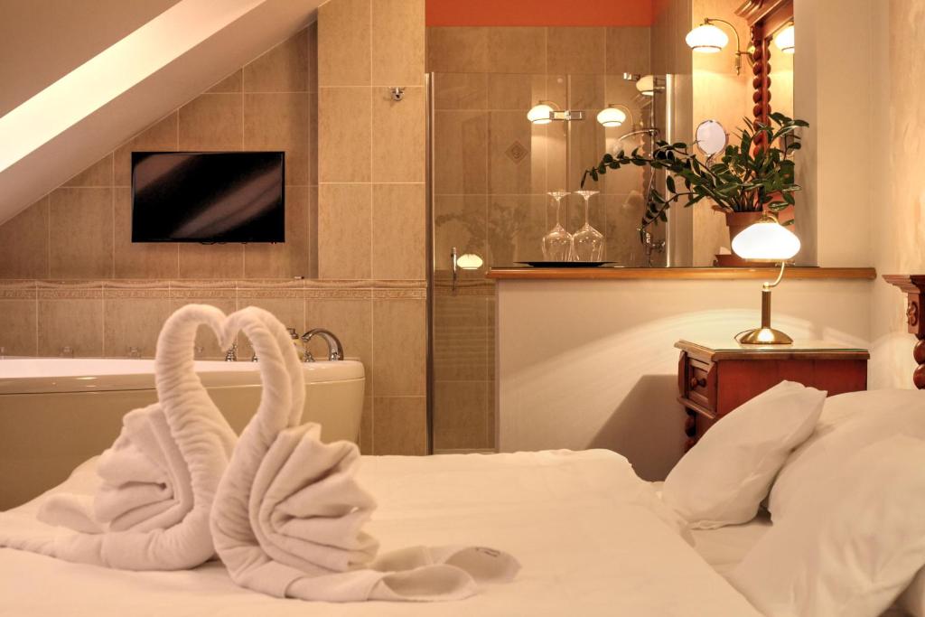 BIRDIE Pension & Wellness - King Room With Spa Bath