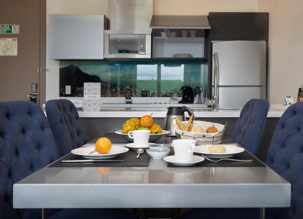 Kuchyň nebo kuchyňský kout v ubytování Hotel 100 Luxury Suites by Preferred