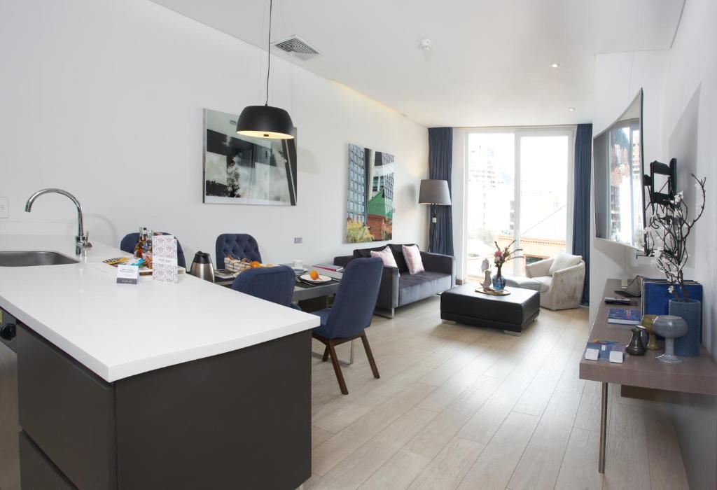 Posezení v ubytování Hotel 100 Luxury Suites by Preferred