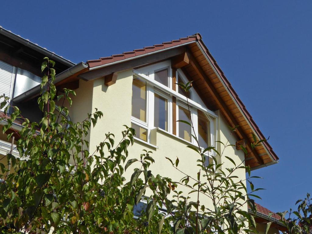 ein Haus mit einem Fenster an der Seite in der Unterkunft Haus Sonntag in Frickingen