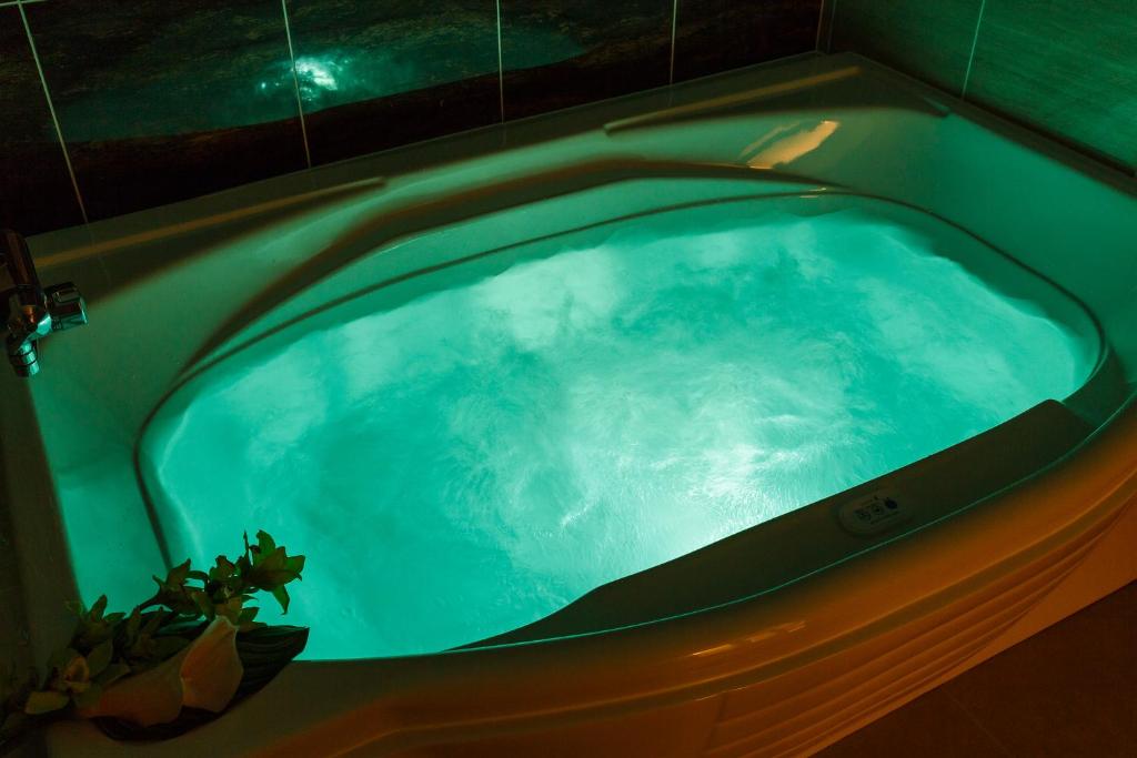 Bazén v ubytování HOTEL MYTH-Resort -ホテル マイス リゾート- adult only nebo v jeho okolí