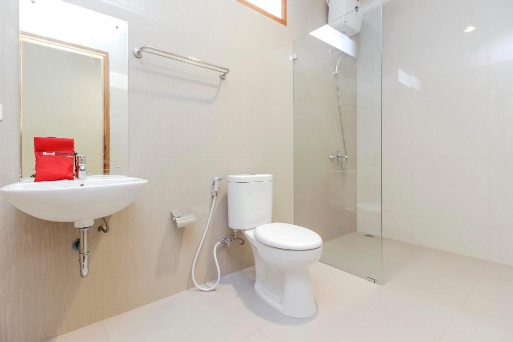 Koupelna v ubytování RedDoorz Premium near Ragunan Zoo 2