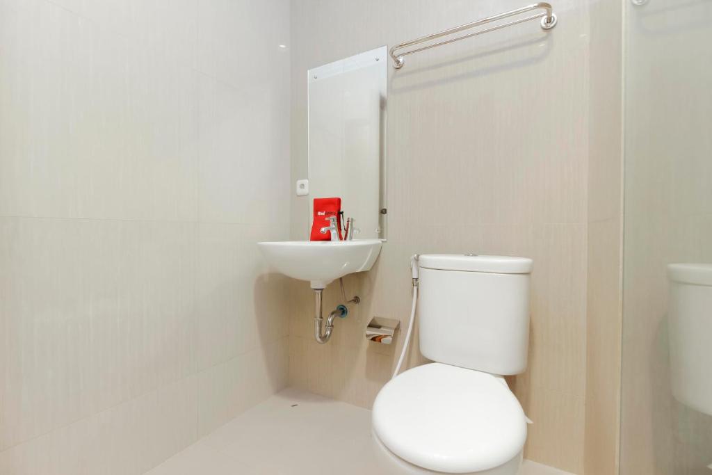 Koupelna v ubytování RedDoorz Premium near Ragunan Zoo 2