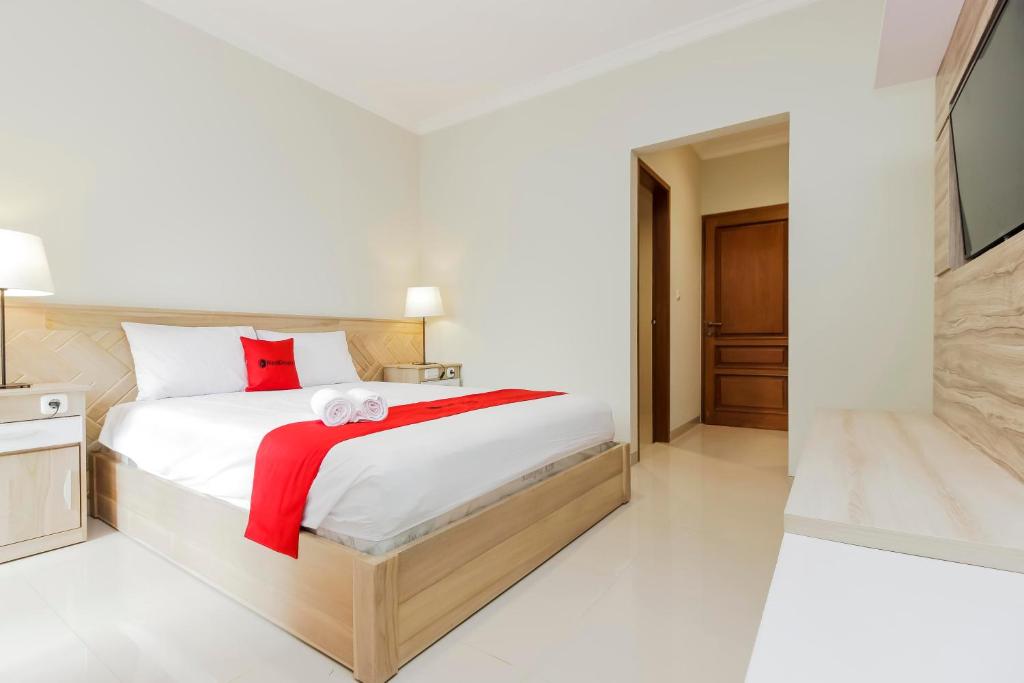 Postel nebo postele na pokoji v ubytování RedDoorz Premium near Ragunan Zoo 2