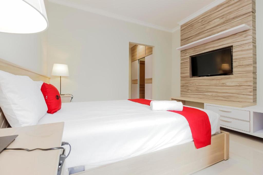 TV a/nebo společenská místnost v ubytování RedDoorz Premium near Ragunan Zoo 2