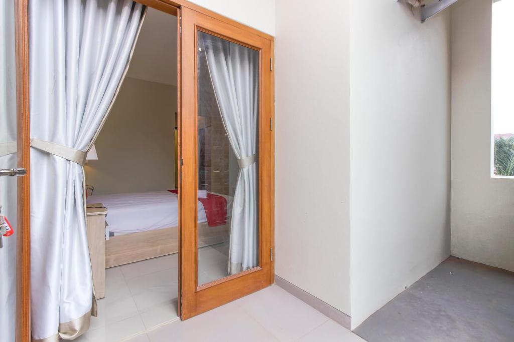 Postel nebo postele na pokoji v ubytování RedDoorz Premium near Ragunan Zoo 2