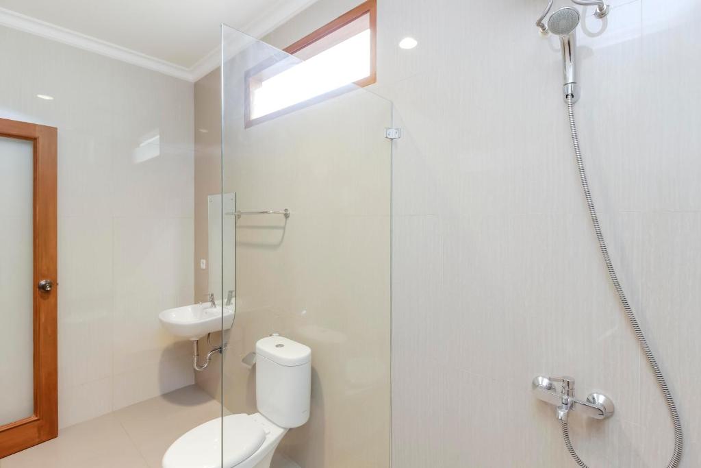 Koupelna v ubytování RedDoorz Premium near Ragunan Zoo 2