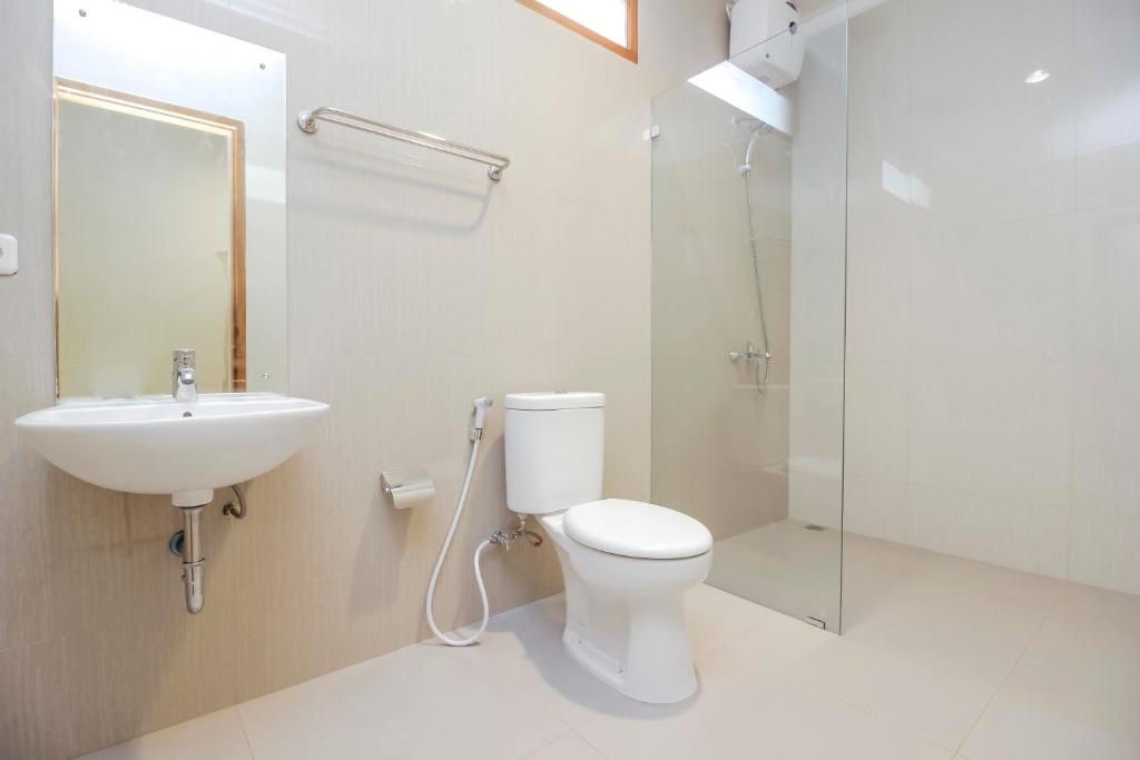 Koupelna v ubytování RedDoorz Premium near Ragunan Zoo 2