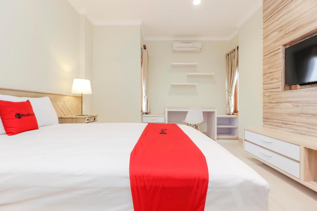 Postel nebo postele na pokoji v ubytování RedDoorz Premium near Ragunan Zoo 2