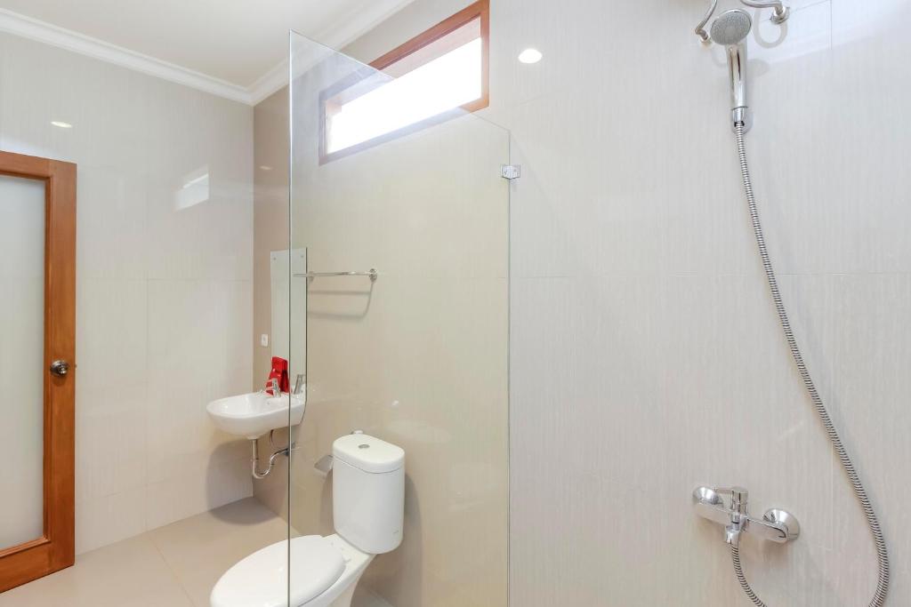 Koupelna v ubytování RedDoorz Premium near Ragunan Zoo 2