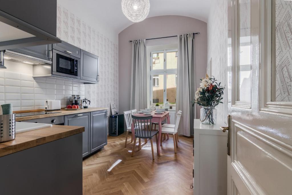 uma cozinha com uma mesa e cadeiras numa cozinha em City centre Apartment Prague by Michal&Friends em Praga