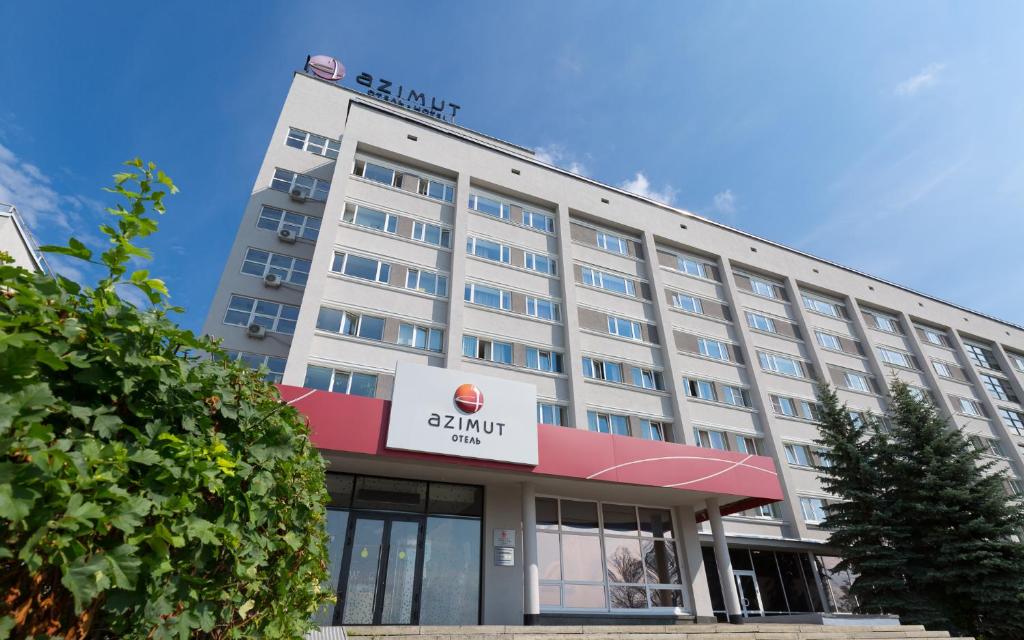 - un grand bâtiment blanc avec un panneau dans l'établissement AZIMUT Hotel Nizhniy Novgorod, à Nijni Novgorod