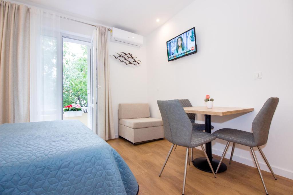 Televízia a/alebo spoločenská miestnosť v ubytovaní Lugo Apartments