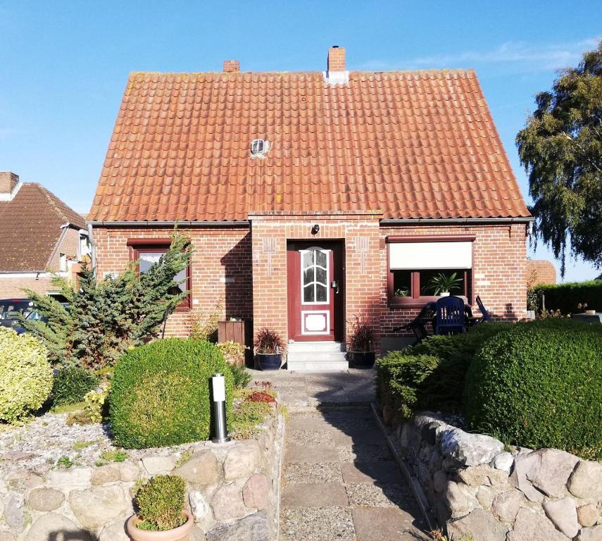 a red brick house with a red roof at Haus-zur-Entspannung in Albertsdorf