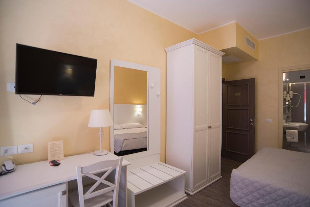 Łóżko lub łóżka w pokoju w obiekcie Hotel Marisa