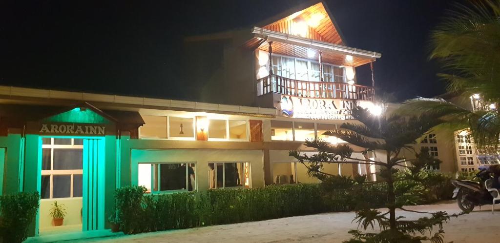 un hotel de noche con un edificio en Arora Inn, en Maafushi