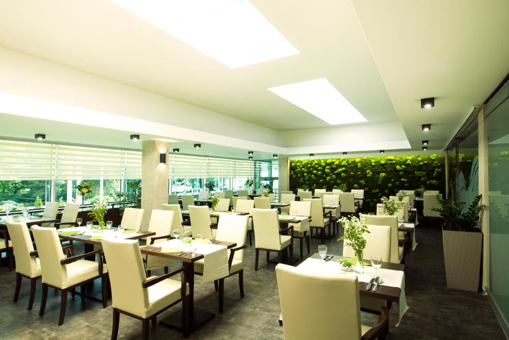 Reštaurácia alebo iné gastronomické zariadenie v ubytovaní CENTRAL PARK FLORA