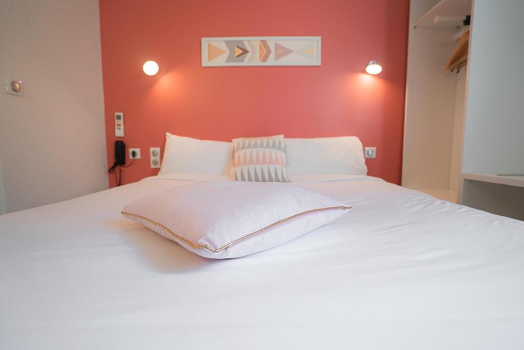 Postel nebo postele na pokoji v ubytování Logis Hôtel- Hôtel Restaurant Le Rialto