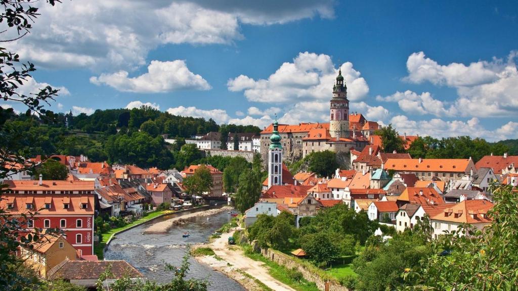vista su una città con un fiume e edifici di Villa Conti a Cesky Krumlov