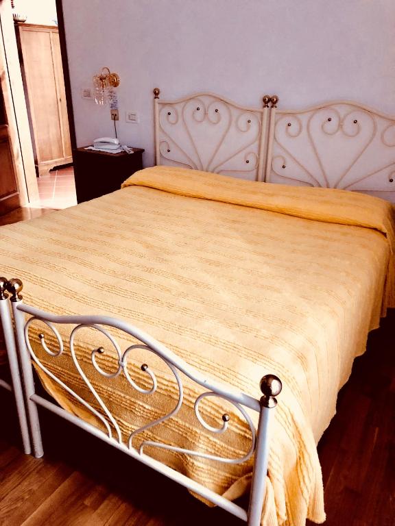 Postel nebo postele na pokoji v ubytování Albergo Ristorante Letizia