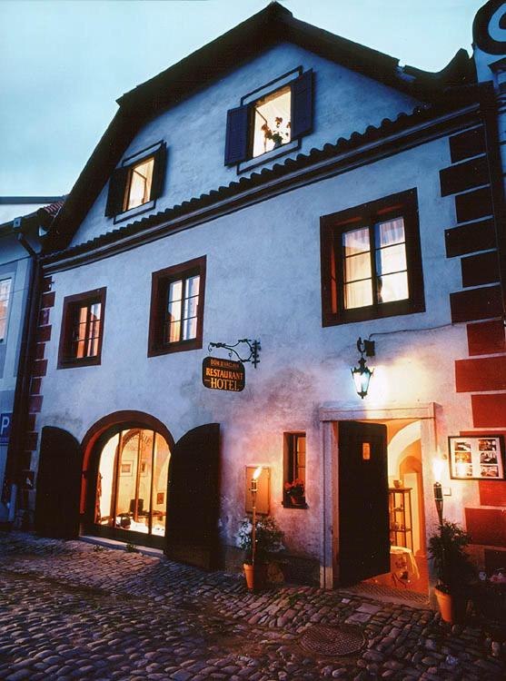 un grande edificio bianco con finestre su strada di Villa Conti a Cesky Krumlov