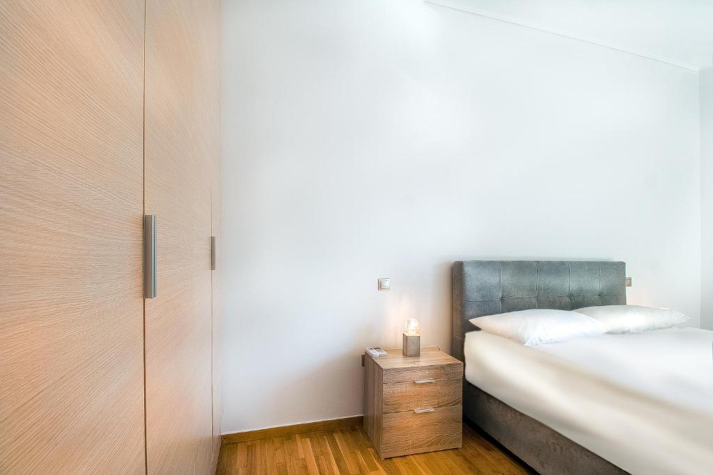 Łóżko lub łóżka w pokoju w obiekcie Luxurious 2bedroom flat near Athens center