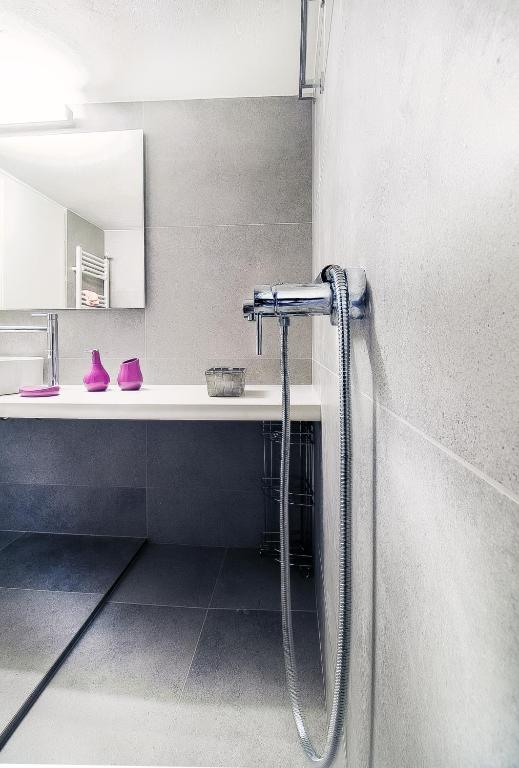 łazienka z prysznicem i umywalką w obiekcie Luxurious 2bedroom flat near Athens center w Atenach