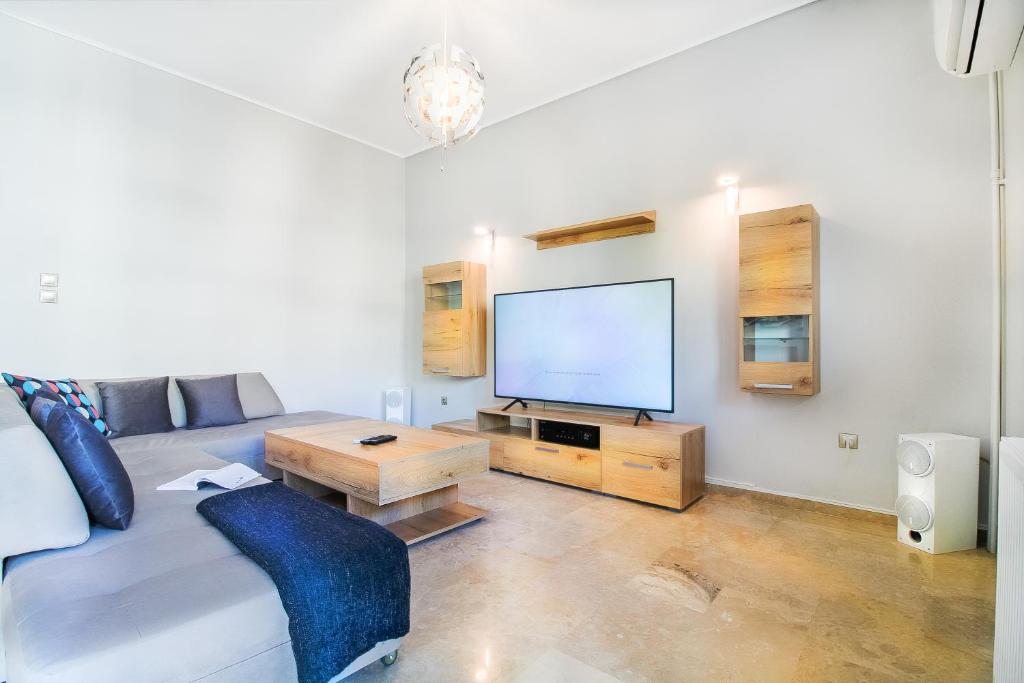 Telewizja i/lub zestaw kina domowego w obiekcie Luxurious 2bedroom flat near Athens center