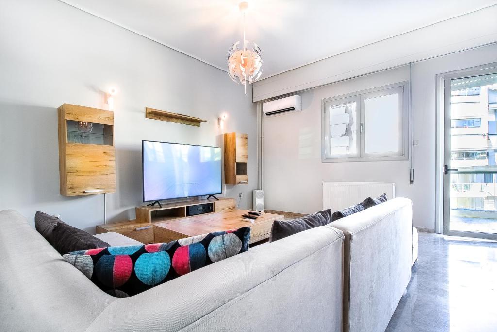 雅典的住宿－Luxurious 2bedroom flat near Athens center，客厅配有大沙发和平面电视