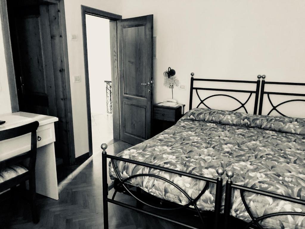 Postel nebo postele na pokoji v ubytování Albergo Ristorante Letizia