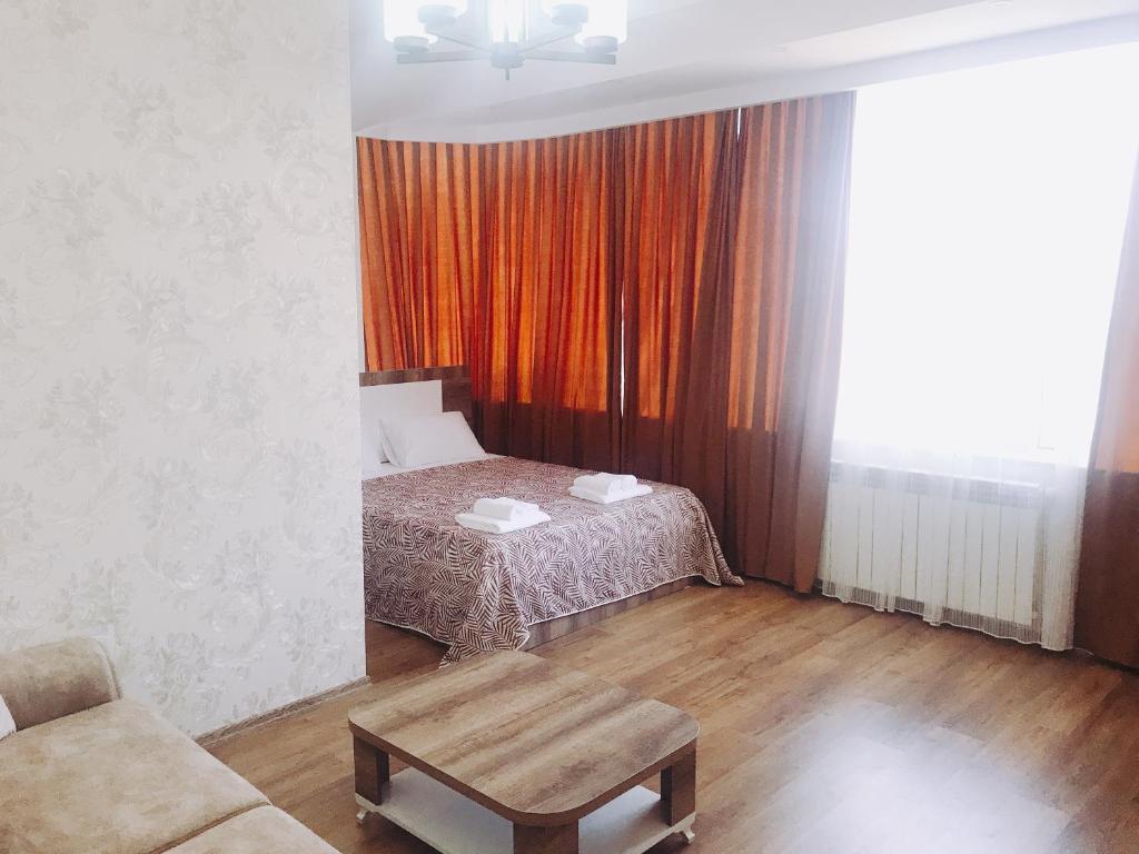 1 dormitorio con cama, sofá y mesa en Dream Tower en Batumi