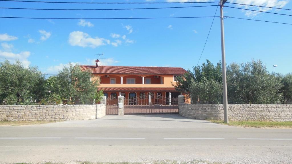 Budova, v ktorej sa apartmán nachádza