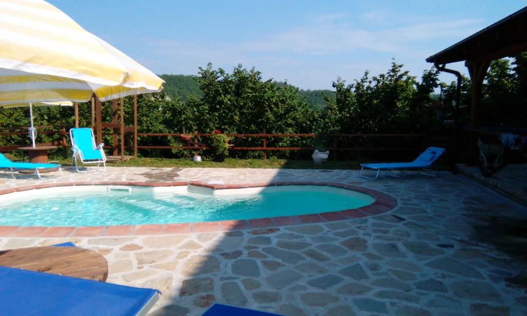 The swimming pool at or close to AGRITURISMO NIZUR'IN
